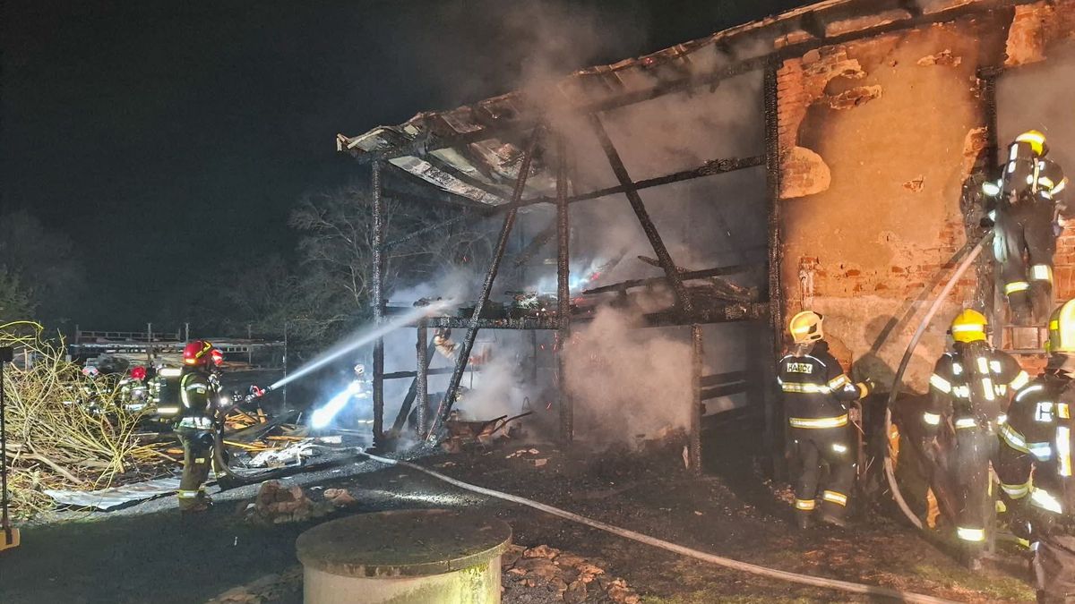 Ve Zlatých Horách shořela přístavba domu, hasiči evakuovali šest lidí